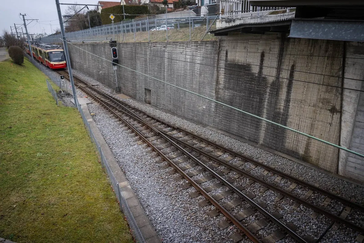 Bis jetzt werden die Gleise erst ab dem Tunnel in Zumikon in Richtung Zürich zweispurig geführt. Forchbahn auf Strecke